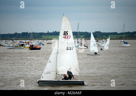 Membri di Felixstowe Ferry Yacht Club Vela sul fiume Deben Foto Stock