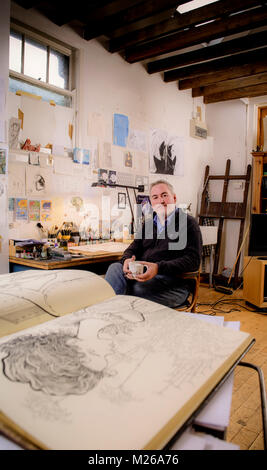 Illustratore e fumettista politico Chris Riddell presso il suo studio di Brighton in East Sussex Regno Unito. Foto Stock