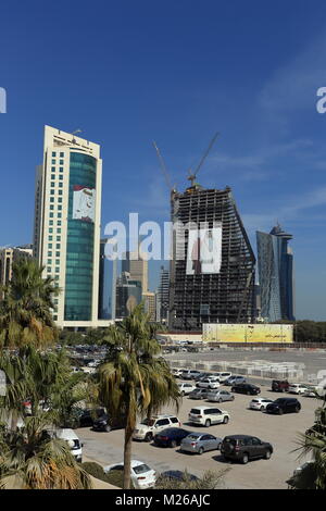 DOHA, Qatar - 5 febbraio 2018: Giant immagini di Emir Tamim Bin Hamad Al Thani adornano grattacieli in Qatar nel capitale sociale di una mostra di lealtà Foto Stock