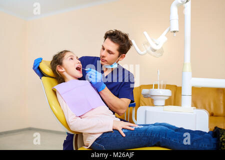 Una ragazza adolescente a un dentista in un studio dentistico Foto Stock