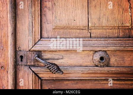 Maniglia in metallo e bloccare su un vecchio vintage porta in legno Foto Stock