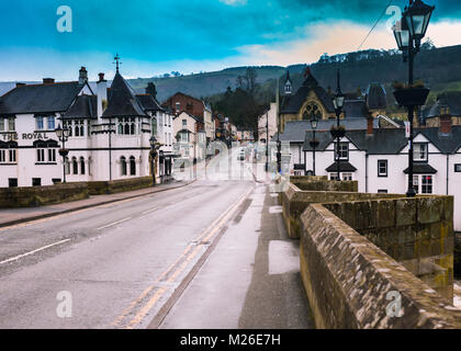 Ponte sul fiume Dee, High Street, Llangollen, Denbighshire, Galles del Nord, Regno Unito Foto Stock