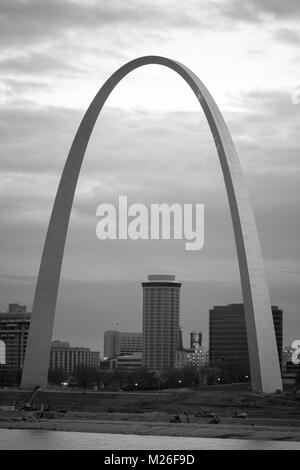 La notte è venuto al centro di St Louis skyline della città lungo le rive del fiume Mississippi Foto Stock