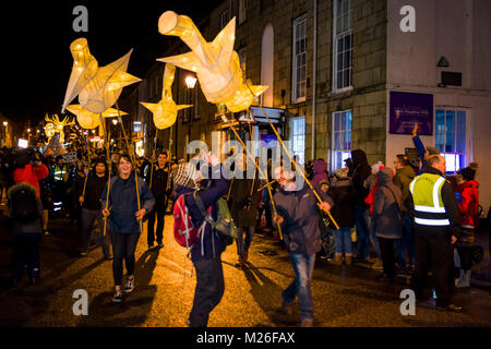 Editoriale: i membri del pubblico inc i bambini. Truro, Cornwall, Regno Unito 01/31/2018. Truro festa delle luci è un evento annuale salutato come inizio di Chri Foto Stock