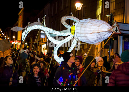 Editoriale: i membri del pubblico inc i bambini. Truro, Cornwall, Regno Unito 01/31/2018. Truro festa delle luci è un evento annuale salutato come inizio di Chri Foto Stock