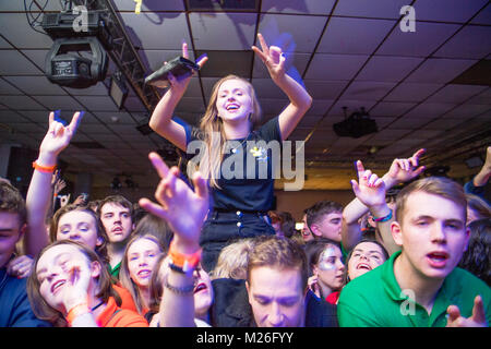 Formazione nel Regno Unito: Welsh College universitario studentesse partying e bere all'annuale albe Rhyng Gol , lingua gallese inter college gig e danza, a Aberystwyth unione degli allievi, Foto Stock