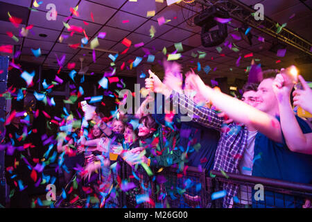 Formazione nel Regno Unito: Welsh College universitario gli studenti partying e bere all'annuale albe Rhyng Gol , lingua gallese inter college gig e danza, a Aberystwyth unione degli allievi, Foto Stock