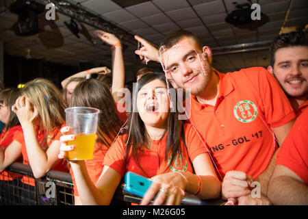 Formazione nel Regno Unito: Welsh College universitario gli studenti partying e bere all'annuale albe Rhyng Gol , lingua gallese inter college gig e danza, a Aberystwyth unione degli allievi, Foto Stock