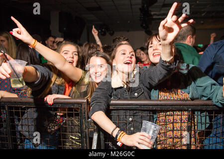 Formazione nel Regno Unito: Welsh College universitario studentesse partying e bere all'annuale albe Rhyng Gol , lingua gallese inter college gig e danza, a Aberystwyth unione degli allievi, Foto Stock