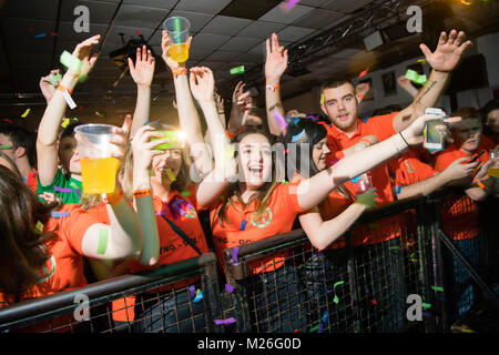 Formazione nel Regno Unito: Welsh College universitario studentesse partying e bere all'annuale albe Rhyng Gol , lingua gallese inter college gig e danza, a Aberystwyth unione degli allievi, Foto Stock