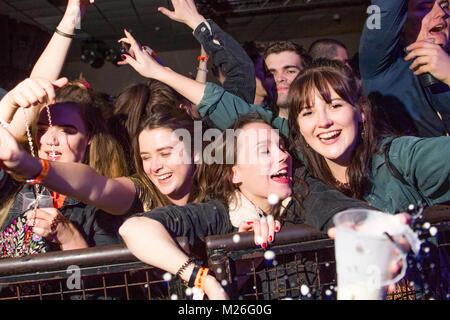 Formazione nel Regno Unito: Welsh College universitario studentesse partying e bere all'annuale albe Rhyng Gol , lingua gallese inter college gig e danza, a Aberystwyth unione degli allievi, Foto Stock