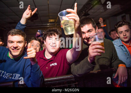 Formazione nel Regno Unito: Welsh College universitario gli studenti maschi partying e bere all'annuale albe Rhyng Gol , lingua gallese inter college gig e danza, a Aberystwyth unione degli allievi, Foto Stock