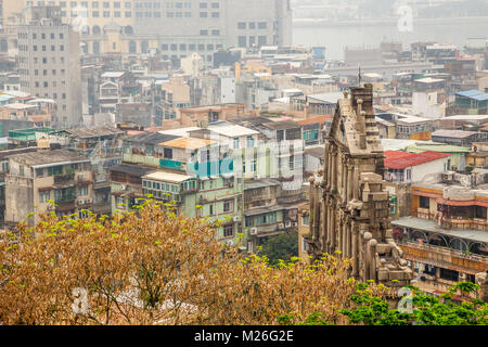 Le Rovine di San Paolo il punto di riferimento con i blocchi di baraccopoli in background, Macau, Cina Foto Stock