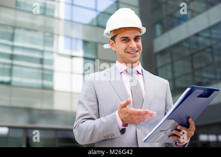 Imprenditore tenendo la cartella con i documenti e con soddisfazione la lettura Foto Stock