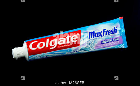 Colgate max fresh dentifricio isolato su sfondo scuro. Foto Stock