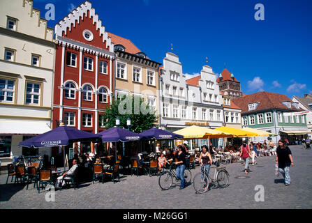 Greifswald, caffè a piazza del mercato, Meclemburgo-Pomerania, Germania Foto Stock