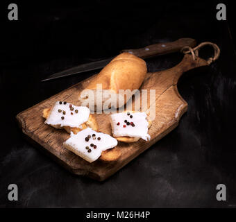 Panini con fettine di lardo e con pepe su un marrone di legno Foto Stock