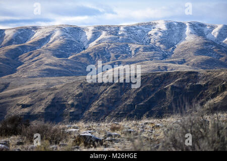 Neve sul piede delle colline in Eastern Washington Foto Stock