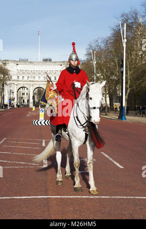 La Queen's Life Guard, un Blues e Royals trumpeter, con Admiralty Arch nella distanza. Il Mall, London, England Regno Unito. Turismo a Londra. Foto Stock