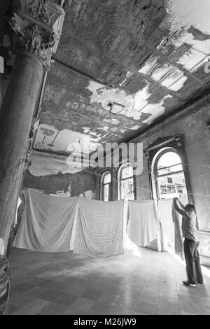 Stendere il bucato fogli all'interno di edificio a l'Avana, Cuba, West Indies, Caraibi, America Centrale - Black & White monocromatico Foto Stock