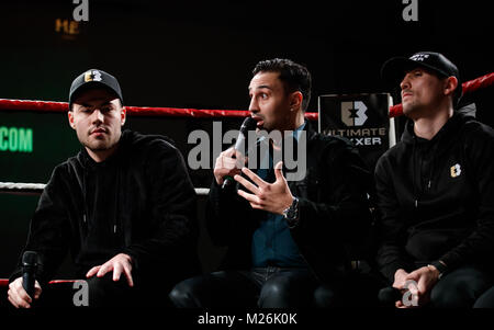 Trovata della società Ben Shalom (sinistra) con Paulie Malignaggi ans Anthony crolla (a destra) durante la Ultimate Boxxer lancio del marchio a me Hotel London, London. Foto Stock