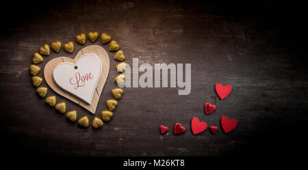 Felice il giorno di san valentino cuori su sfondo di legno greeting card il concetto di amore Foto Stock
