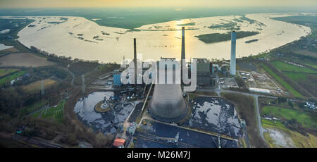 Rhein Flood sul Voerder in disuso Power Plant, Rheinbogen a Götterswickerhamm, Rhein alluvione tra Duisburg, Dinslaken e Voerde in Nord Rhine-Westpha Foto Stock