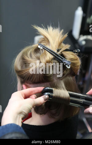 Le Mans (Francia occidentale). 2014/12/03. Giovane donna, parrucchiere Apprendista, il taglio di una donna capelli. Foto Stock
