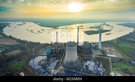 Rhein Flood sul Voerder in disuso Power Plant, Rheinbogen a Götterswickerhamm, Rhein alluvione tra Duisburg, Dinslaken e Voerde in Nord Rhine-Westpha Foto Stock