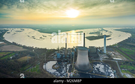 Rhein Flood sul Voerder in disuso Power Plant, Rheinbogen a Götterswickerhamm, Rhein alluvione tra Duisburg, Dinslaken e Voerde in Nord Rhine-Westpha Foto Stock