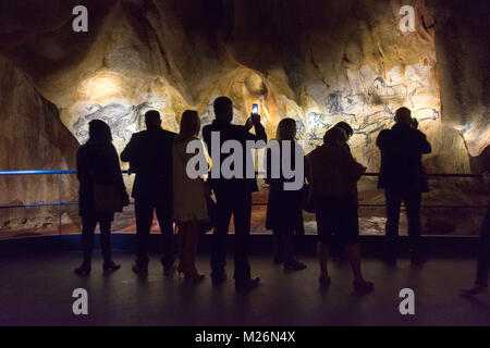 Vallon-Pont-d'Arc (sud-est della Francia): ÒCaverne du pont-d'ArcÓ, replica della grotta Chauvet, registrato come sito Patrimonio Mondiale dell'Unesco. Esso raccoglie Foto Stock