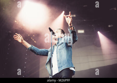 Cantante e musicista Tom Chaplin raffigurata con le braccia ai lati a Keane concerto presso Northside Festival 2013, Danimarca. Foto Stock