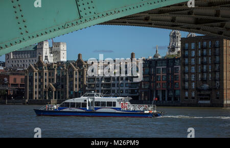 MBNA Thames Clipper attraverso il Southwark Bridge su Londra Tamigi Foto Stock