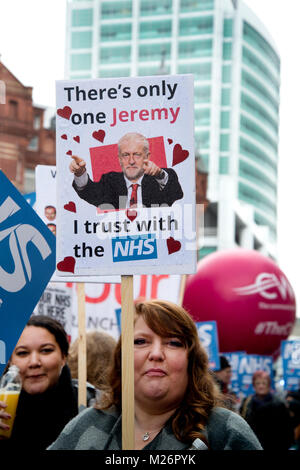 Manifestazione denominata dall'Assemblea popolare a sostegno del NHS (Servizio sanitario nazionale}. Una donna che tiene un cartello con una foto di Jeremy Corbyn Foto Stock