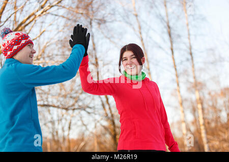 Foto di giovani sportivi facendo handshake in winter park a pomeriggio Foto Stock