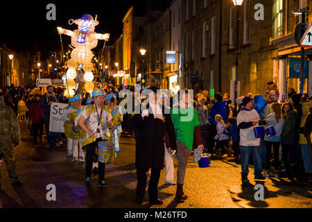 Editoriale: i membri del pubblico inc i bambini. Truro, Cornwall, Regno Unito 01/31/2018. Truro festa delle luci è un evento annuale salutato come inizio di Chri Foto Stock