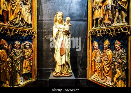 Madona e pala d'altare da Kadan, Galleria Nazionale d'Arte medievale, Convento di Praga Sant'Agnese, Praga, Repubblica Ceca scultura medievale scolpita Foto Stock