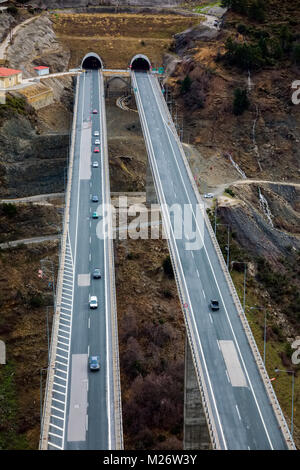 Vista della strada nazionale (Egnatia Odos) come appare da Metsovo in Epiro, Grecia Foto Stock