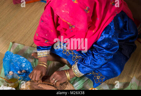 Nizwa, Oman, febbraio 2nd, 2018: omani donna levigatura del legno di sandalo in basso Foto Stock