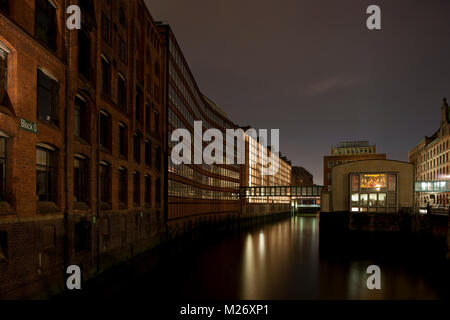 La canal Brooksfleet nel vecchio quartiere di magazzino di Amburgo, Germania Foto Stock