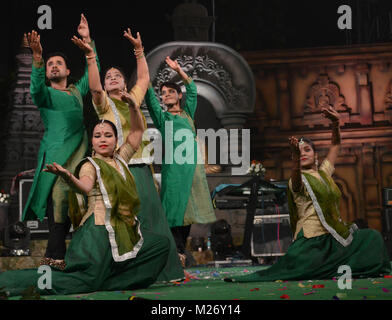 Kathak indiano dell'artista eseguita durante il Festival di Buddha 03 febbraio 2018 a Bodhgaya,, Bihar, in India Foto Stock