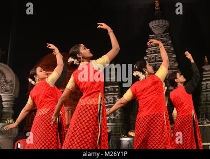 Kathak indiano dell'artista eseguita durante il Festival di Buddha 03 febbraio 2018 a Bodhgaya,, Bihar, in India Foto Stock