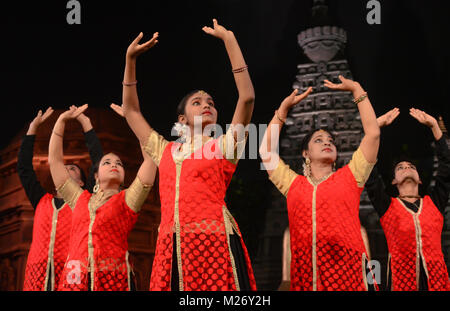 Kathak indiano dell'artista eseguita durante il Festival di Buddha 03 febbraio 2018 a Bodhgaya,, Bihar, in India Foto Stock