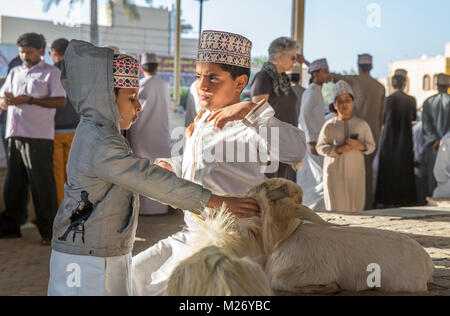 Nizwa, Oman, febbraio 2nd, 2018: di scena tradizionale asta di capra Foto Stock