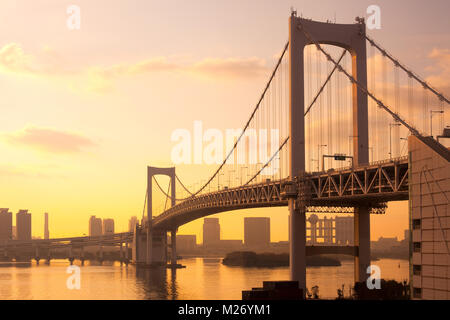 Rainbow Bridge e sullo skyline di Odaiba, presso Tokyo, Regione di Kanto, Honshu, Giappone Foto Stock