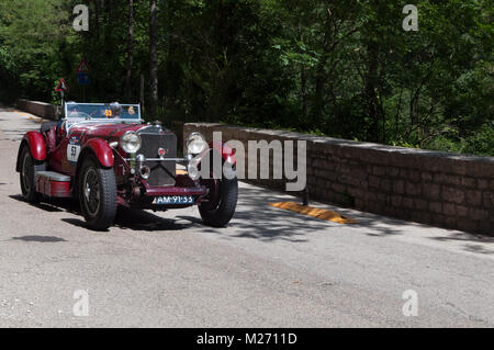 GOLA DEL FURLO, Italia - MERCEDES-BENZ SSK 710 1929 1 su una vecchia macchina da corsa nel rally Mille Miglia 2017 il famoso storico italiano della gara (1927-1957) su Foto Stock