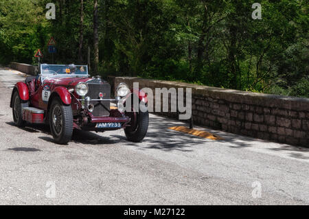 GOLA DEL FURLO, Italia - MERCEDES-BENZ SSK 710 1929 1 su una vecchia macchina da corsa nel rally Mille Miglia 2017 il famoso storico italiano della gara (1927-1957) su Foto Stock