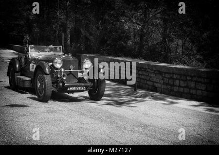 GOLA DEL FURLO, Italia - MERCEDES-BENZ SSK 710 1929 1 su una vecchia macchina da corsa nel rally Mille Miglia 2017 il famoso storico italiano della gara (1927-1957) su Foto Stock