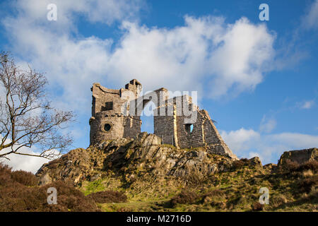 Cheshire landmark Mow Cop castello, la follia di un castello in rovina in piedi sul Gritstone percorso una lunga distanza sentiero alto sopra la pianura del Cheshire Foto Stock