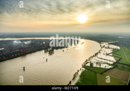 Diluvio Reno a valle della Beeckerwerth, proiettori sul Reno tra Duisburg, Dinslaken e Voerde nello stato della Renania settentrionale-Vestfalia. Livello picco dopo se Foto Stock